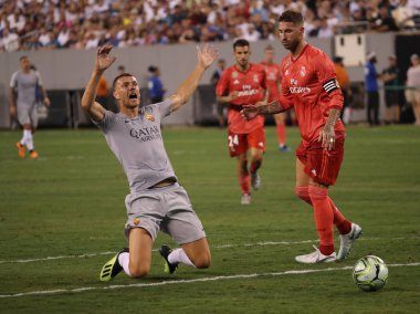 East Rutherford, Nj - 7 Ağustos 2018: Edin Dzeko Roma (L) ve Sergio Ramos Real Madrid # 4 2018 Uluslararası Şampiyonlar Kupası sırasında eylem Real Madrid vs Roma Metlife Stadyumu'nda maç. 
