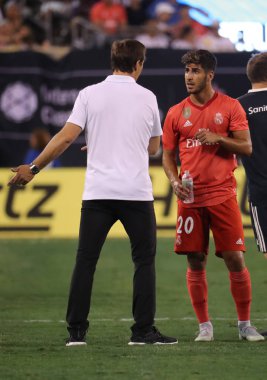 East Rutherford, Nj - 7 Ağustos 2018: Roma Metlife Stadyumu'nda karşı Fenerbahçe Yöneticisi Julen Lopetegui ve Marco Asensio 2018 Uluslararası Şampiyonlar Kupası sırasında eylem Real Madrid Maç. 