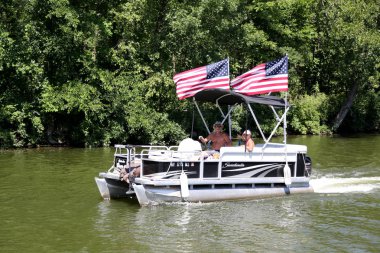 Macedon, New York - 20 Temmuz 2018: Erie kanal şehir dışında New York'ta Amerikan bayrakları ile bir duba tekne