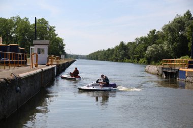Macedon, New York - 20 Temmuz 2018: Jet kayakçı kilit 30 Erie kanal şehir dışında New York'ta yakınındaki