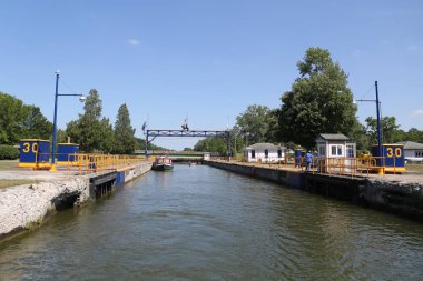 Charter botun içinde Erie kanal şehir dışında New York'ta bir kilit 30 Macedon, New York - 20 Temmuz 2018: