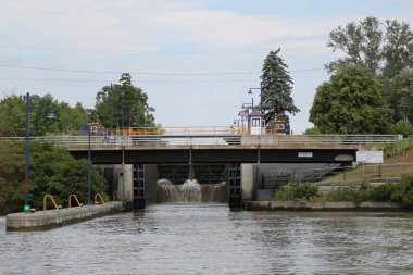 Bir kilit 33 şehir dışında New York'ta Erie Kanal