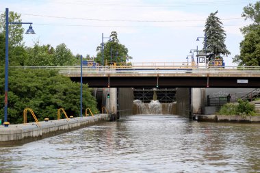 Bir kilit 33 şehir dışında New York'ta Erie Kanal