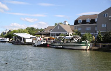 Fairport, şehir dışında New York kanalda Erie boyunca yerleştirilmiş cam Glassbarge, Fairport, New York - 21 Temmuz 2018: Corning Müzesi