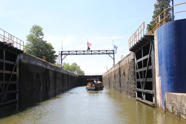 Macedon Nova Iorque Julho 2018 Barco Fretado Dentro Lock Canal — Fotografia de Stock