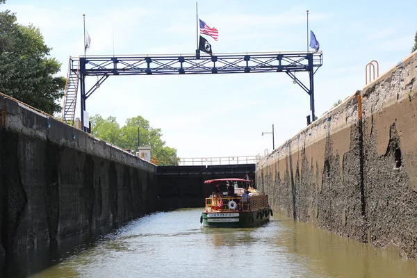 Macedon Nova Iorque Julho 2018 Barco Fretado Dentro Lock Canal — Fotografia de Stock