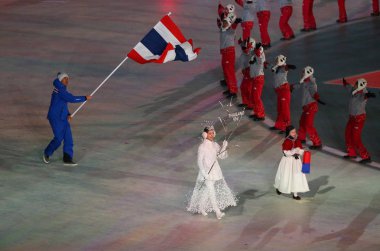 Pyeongchang, Güney Kore - 9 Şubat 2018: Mark Tayland bayrağı taşıyan Olimpiyat takımı Tayland yapılan Pyeongchang 2018 Kış Olimpiyatları açılış töreni önde gelen Charloung