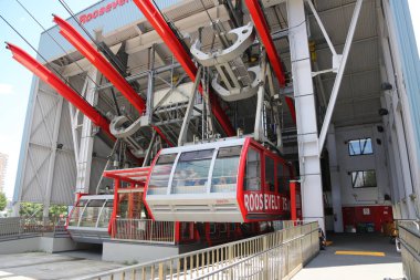 New York - 9 Ağustos 2018: Ünlü Roosevelt Adası Doğu Nehri yayılan ve Roosevelt Adası Manhattan'ın Upper East Side için bağlanır tramvay