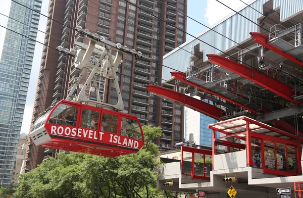 Nueva York Agosto 2018 Famoso Tranvía Roosevelt Island Que Atraviesa — Foto de Stock