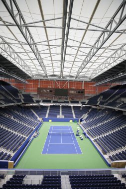 New York - 20 Ağustos 2018: Yeni, çatılı Louis Stadyumu ayarlanır için ilk 2018 US Open Billie Jean King Ulusal Tenis Merkezi Flushing, New York, Armstrong