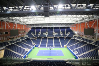 New York - 20 Ağustos 2018: Yeni, çatılı Louis Stadyumu ayarlanır için ilk 2018 US Open Billie Jean King Ulusal Tenis Merkezi Flushing, New York, Armstrong