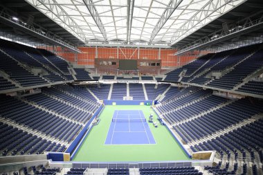 New York - 20 Ağustos 2018: Yeni, çatılı Louis Stadyumu ayarlanır için ilk 2018 US Open Billie Jean King Ulusal Tenis Merkezi Flushing, New York, Armstrong
