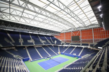 New York - 20 Ağustos 2018: Yeni, çatılı Louis Stadyumu ayarlanır için ilk 2018 US Open Billie Jean King Ulusal Tenis Merkezi Flushing, New York, Armstrong