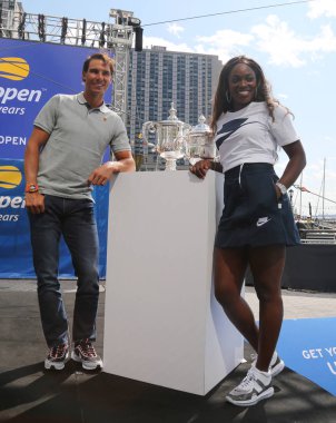 New York - Ağustos 23, 2018:2017 Amerika Açık şampiyonu Rafael Nadal ve Sloane Stephens 2018 bize açık çizmek töreninde Manhattan yerde Brookfield katılmak
