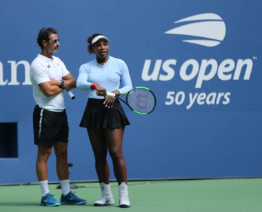 New York - 23 Ağustos 2018: Grand Slam şampiyonu Serena Williams görüşmeler sırasında 2018 antrenmanda Patrick Mouratoglou koçu ile bizi Billie Jean King Ulusal Tenis Merkezi açık