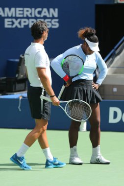 New York - 23 Ağustos 2018: Grand Slam şampiyonu Serena Williams görüşmeler sırasında 2018 antrenmanda Patrick Mouratoglou koçu ile bizi Billie Jean King Ulusal Tenis Merkezi açık