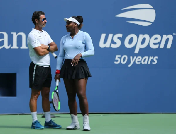 Nova Iorque Agosto 2018 Campeã Grand Slam Serena Williams Conversa — Fotografia de Stock