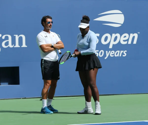 Nova Iorque Agosto 2018 Campeã Grand Slam Serena Williams Conversa — Fotografia de Stock