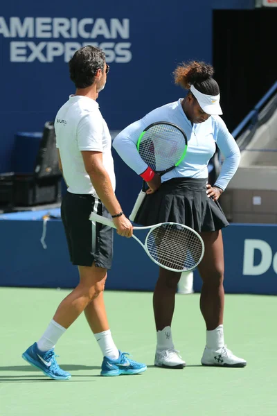 2018年8月23日 大满贯冠军瑟琳娜威廉斯与她的教练帕特里克 Mouratoglou 谈话在实践期间在2018美国开放在比利琴王国家网球中心 — 图库照片