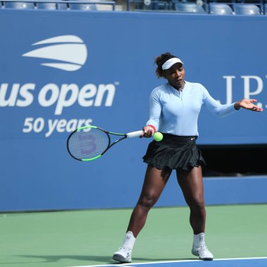 New York - 23 Ağustos 2018: 2018 için Grand Slam şampiyonu Serena Williams Yöntemler bize Billie Jean King Ulusal Tenis Merkezi açık
