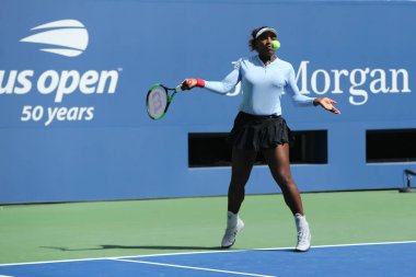 New York - 23 Ağustos 2018: 2018 için Grand Slam şampiyonu Serena Williams Yöntemler bize Billie Jean King Ulusal Tenis Merkezi açık