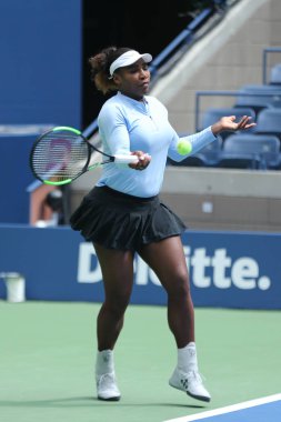 New York - 23 Ağustos 2018: 2018 için Grand Slam şampiyonu Serena Williams Yöntemler bize Billie Jean King Ulusal Tenis Merkezi açık