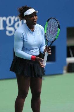 New York - 23 Ağustos 2018: 2018 için Grand Slam şampiyonu Serena Williams Yöntemler bize Billie Jean King Ulusal Tenis Merkezi açık