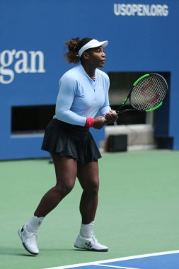 New York - 23 Ağustos 2018: 2018 için Grand Slam şampiyonu Serena Williams Yöntemler bize Billie Jean King Ulusal Tenis Merkezi açık