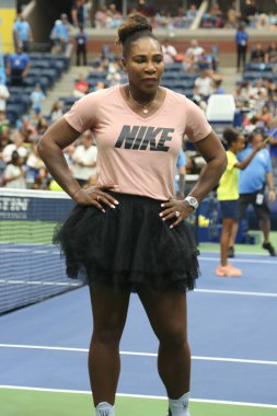 New York - 23 Ağustos 2018: 23 kez Grand Slam şampiyonu Serena Williams katılan Arthur Ashe çocuklar gün önce 2018 bize açık Billie Jean King Ulusal Tenis Merkezi