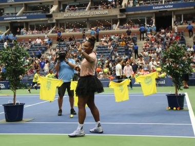 New York - 23 Ağustos 2018: 23 kez Grand Slam şampiyonu Serena Williams katılan Arthur Ashe çocuklar gün önce 2018 bize açık Billie Jean King Ulusal Tenis Merkezi
