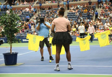 New York - 23 Ağustos 2018: 23 kez Grand Slam şampiyonu Serena Williams katılan Arthur Ashe çocuklar gün önce 2018 bize açık Billie Jean King Ulusal Tenis Merkezi