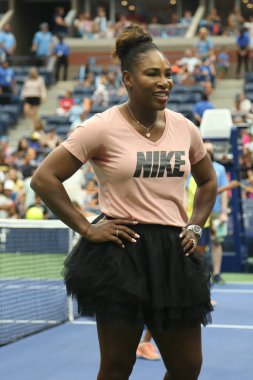 New York - 23 Ağustos 2018: 23 kez Grand Slam şampiyonu Serena Williams katılan Arthur Ashe çocuklar gün önce 2018 bize açık Billie Jean King Ulusal Tenis Merkezi