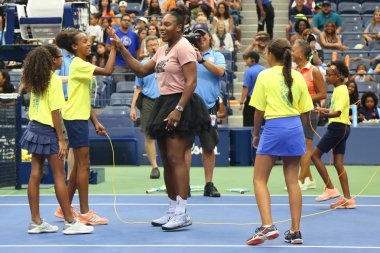 New York - 23 Ağustos 2018: 23 kez Grand Slam şampiyonu Serena Williams katılan Arthur Ashe çocuklar gün önce 2018 bize açık Billie Jean King Ulusal Tenis Merkezi