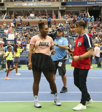 New York - 23 Ağustos 2018: 23 kez Grand Slam şampiyonu Serena Williams katılan Arthur Ashe çocuklar gün önce 2018 bize açık Billie Jean King Ulusal Tenis Merkezi