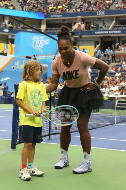New York - 23 Ağustos 2018: 23 kez Grand Slam şampiyonu Serena Williams katılan Arthur Ashe çocuklar gün önce 2018 bize açık Billie Jean King Ulusal Tenis Merkezi