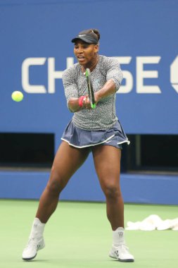 New York - 22 Ağustos 2018: 23 kez Grand Slam şampiyonu Serena Williams uygulamaları için 2018 Amerika Açık Billie Jean King Ulusal Tenis Merkezi