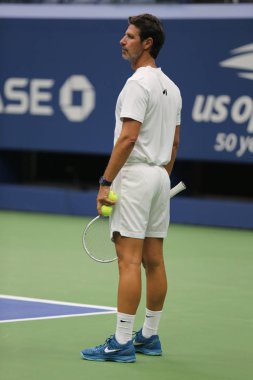 New York - 22 Ağustos 2018: Koç Patrick Mouratoglou denetleyen Grand Slam şampiyonu Serena Williams onun pratik 2018 bize açık Billie Jean King Ulusal tenis merkezi sırasında