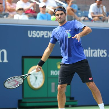 New York - 22 Ağustos 2018: 20 kez Grand Slam şampiyonu Roger Federer İsviçre'nin uygulamaları için 2018 Amerika Açık Billie Jean King Ulusal Tenis Merkezi