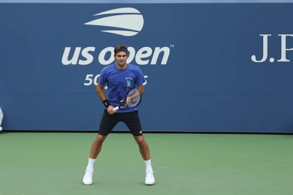 2018年8月22日 次大满贯冠军瑞士的费德勒为2018美国公开赛在比利琴王国家网球中心开业 — 图库照片