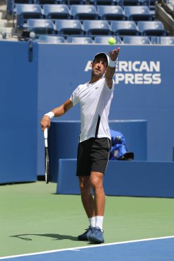 New York - 22 Ağustos 2018: 13 kez Grand Slam şampiyonu Novak Djokovic Sırbistan uygulamaları için 2018 Amerika Açık Billie Jean King National tenis 