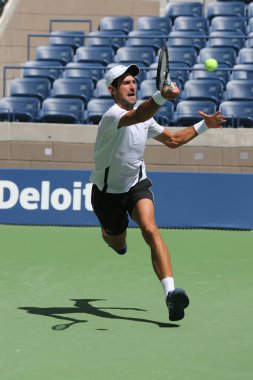 New York - 22 Ağustos 2018: 13 kez Grand Slam şampiyonu Novak Djokovic Sırbistan uygulamaları için 2018 Amerika Açık Billie Jean King National tenis 