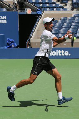 New York - 22 Ağustos 2018: 13 kez Grand Slam şampiyonu Novak Djokovic Sırbistan uygulamaları için 2018 Amerika Açık Billie Jean King National tenis 