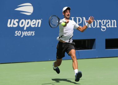 New York - 22 Ağustos 2018: 13 kez Grand Slam şampiyonu Novak Djokovic Sırbistan uygulamaları için 2018 Amerika Açık Billie Jean King National tenis 
