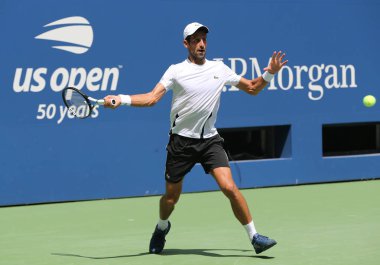 New York - 22 Ağustos 2018: 13 kez Grand Slam şampiyonu Novak Djokovic Sırbistan uygulamaları için 2018 Amerika Açık Billie Jean King National tenis 