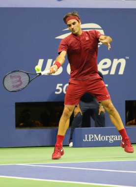 New York - 28 Ağustos 2018: 20-zaman Grand Slam şampiyonu Roger Federer İsviçre'nin eylem sırasında 2018 Amerika Açık ilk turu maç Billie Jean King Ulusal Tenis Merkezi