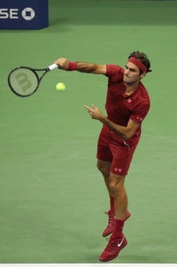 New York - 28 Ağustos 2018: 20-zaman Grand Slam şampiyonu Roger Federer İsviçre'nin eylem sırasında 2018 Amerika Açık ilk turu maç Billie Jean King Ulusal Tenis Merkezi