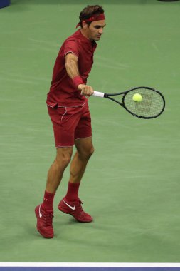 New York - 28 Ağustos 2018: 20-zaman Grand Slam şampiyonu Roger Federer İsviçre'nin eylem sırasında 2018 Amerika Açık ilk turu maç Billie Jean King Ulusal Tenis Merkezi
