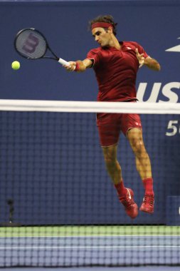 New York - 28 Ağustos 2018: 20-zaman Grand Slam şampiyonu Roger Federer İsviçre'nin eylem sırasında 2018 Amerika Açık ilk turu maç Billie Jean King Ulusal Tenis Merkezi