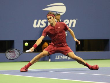 New York - 28 Ağustos 2018: 20-zaman Grand Slam şampiyonu Roger Federer İsviçre'nin eylem sırasında 2018 Amerika Açık ilk turu maç Billie Jean King Ulusal Tenis Merkezi