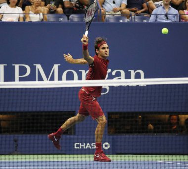 New York - 28 Ağustos 2018: 20-zaman Grand Slam şampiyonu Roger Federer İsviçre'nin eylem sırasında 2018 Amerika Açık ilk turu maç Billie Jean King Ulusal Tenis Merkezi